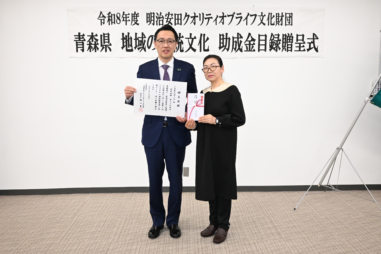 日野研太支社長(左)から目録を受け取った坂本寿子会長