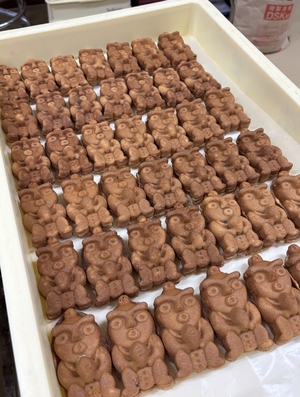 熱々の“国宝”食べてみない? 萬榮堂が菓子「合掌土偶人形焼」を実演販売/八戸