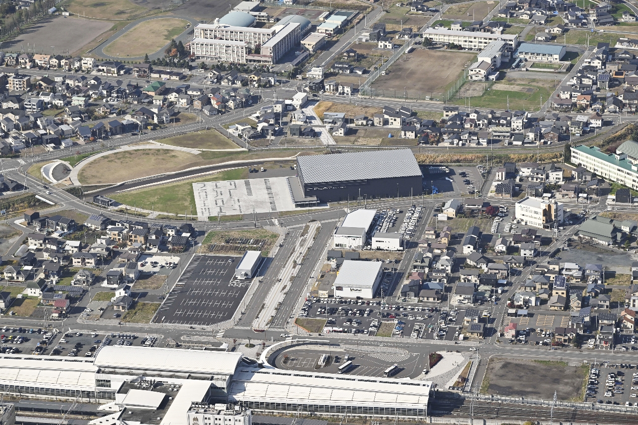 土地区画整理事業がスタートしてから30年目を迎えた八戸駅西側のエリア。水田が広がっていた一帯は住宅が立ち並ぶ地域へと一変した=昨年11月、八戸市