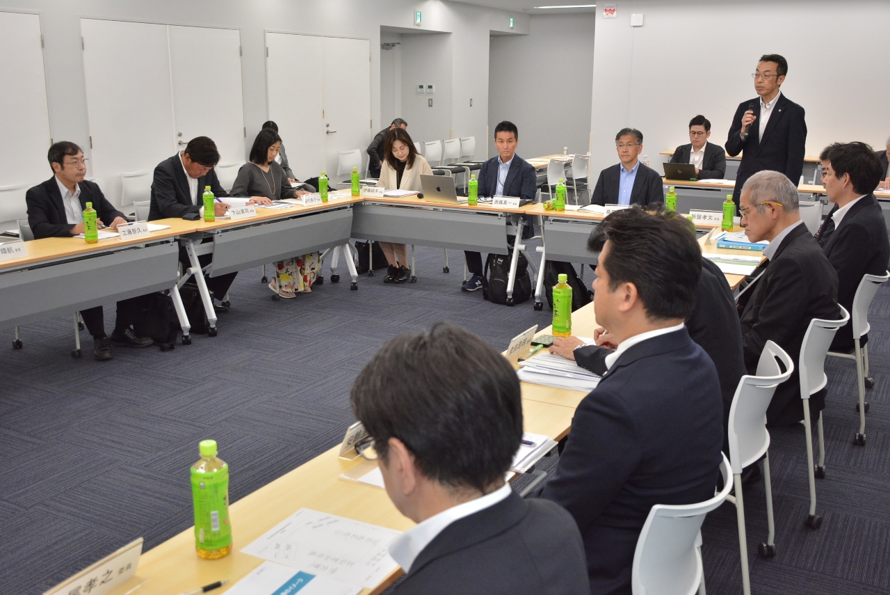 青森空港の機能強化に向けた長期構想検討委員会の初会合=11日、青森市