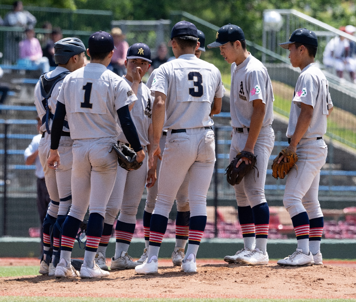 【準決勝・青森山田―仙台育英】６回、２点を奪われマウンドに集まる青森山田ナイン＝弘前はるか夢球場