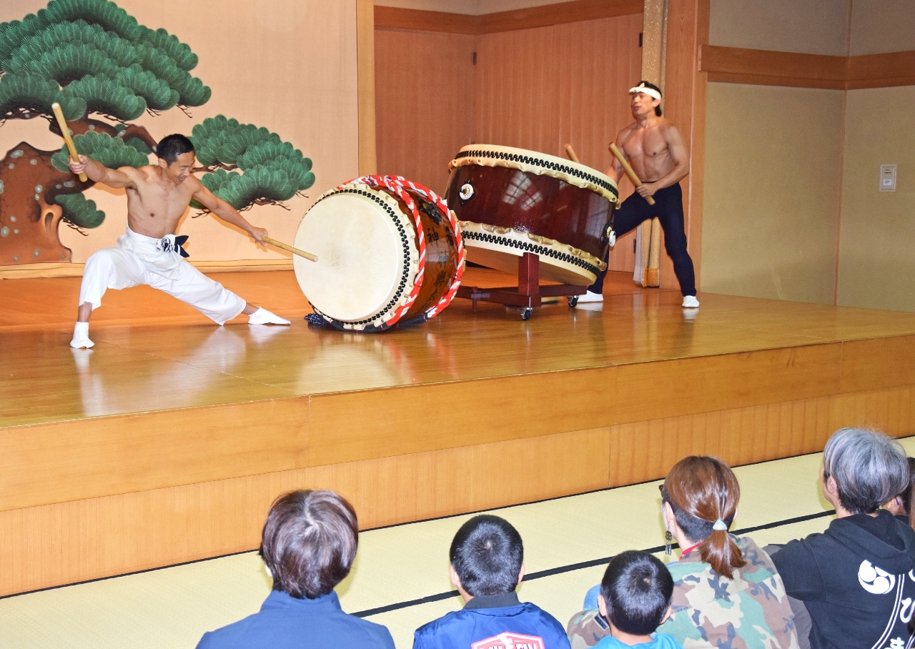 圧巻のパフォーマンスを披露する津村和宏さん(左)と中込健太さん