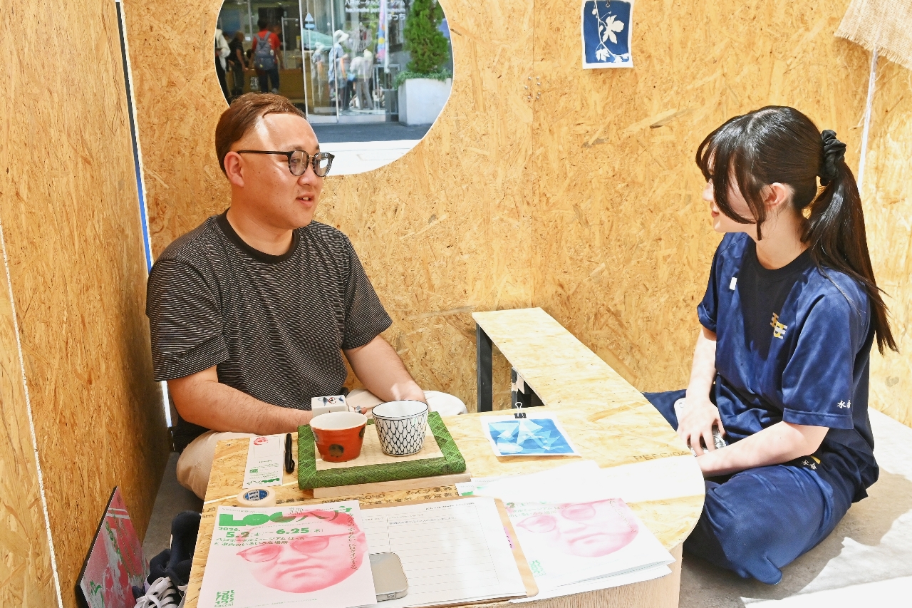 「移動式茶室」で市民と交流するmizutamaさん(左)