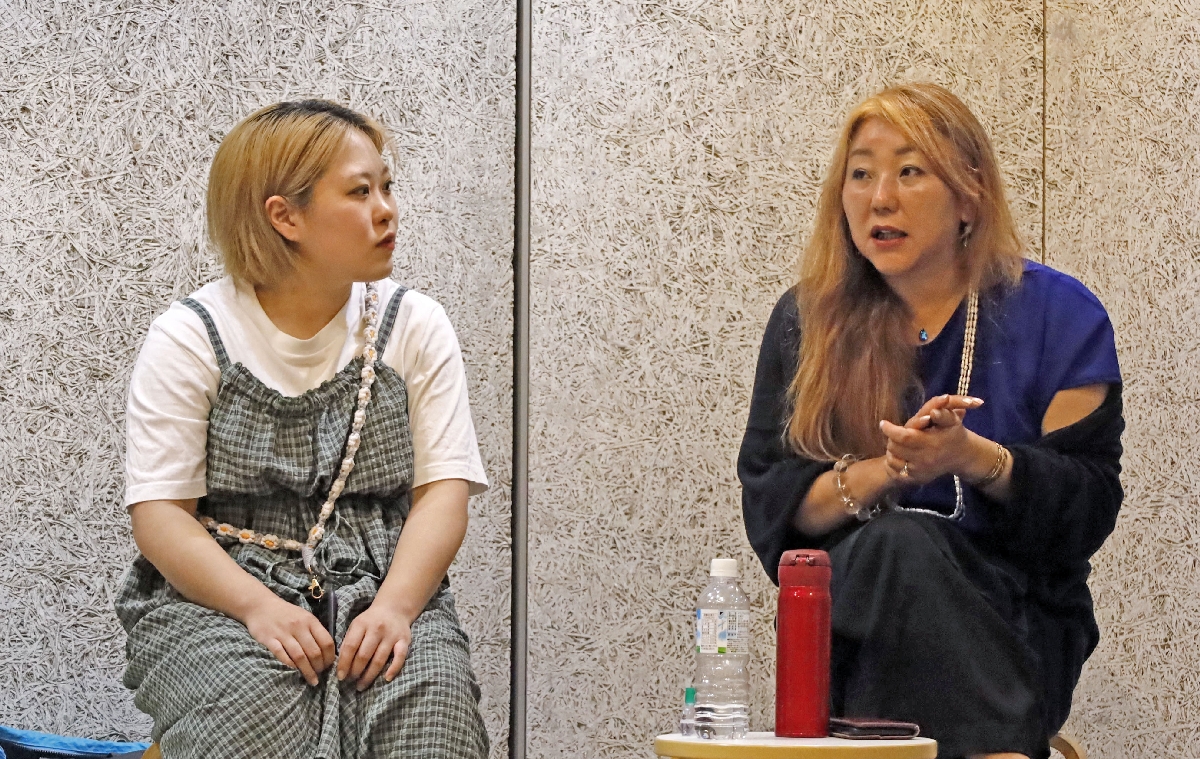 　「おはなし会」で話す加藤範子さん（右）と小西伶奈さん＝５月、青森県弘前市