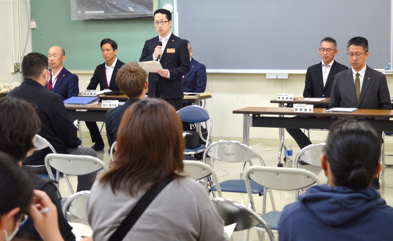 岩手県教委が大野高で開いた説明会。保護者から統合時期を巡る質問や不満が相次いだ=12日、洋野町大野