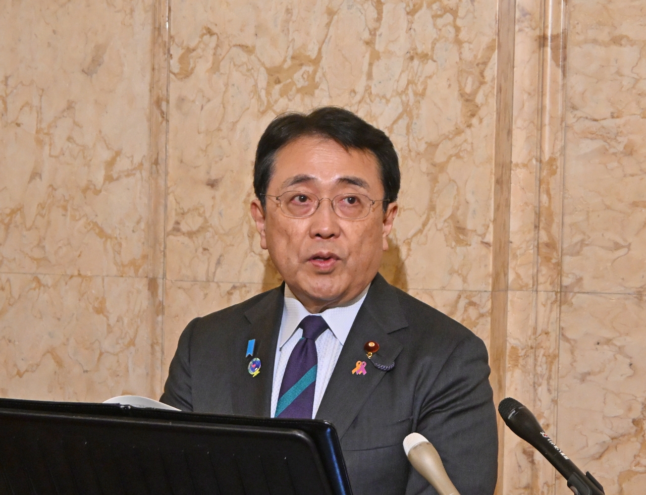 会見する赤沢亮正経済産業相＝１２日、国会内