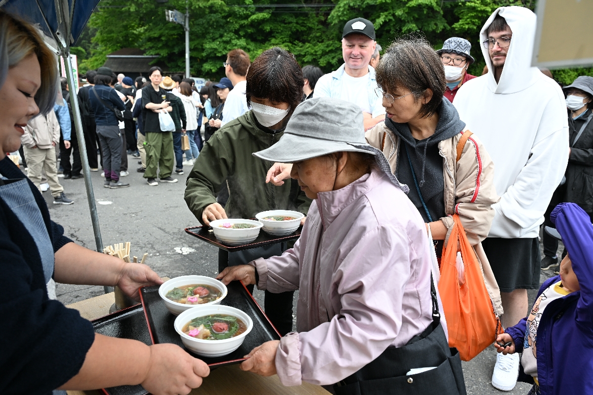 キリスト祭の来場者が長蛇の列を作ったシン・キリストラーメン決定戦