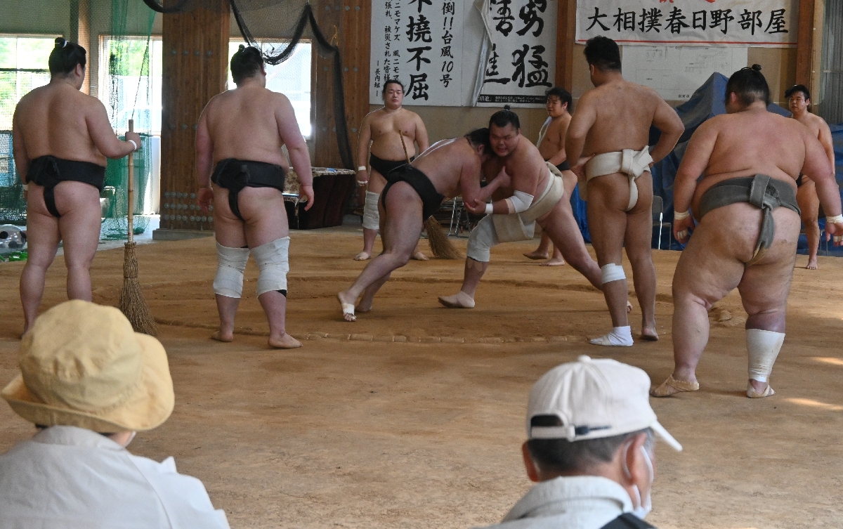 一般公開されている春日野部屋の朝稽古＝１２日、久慈市