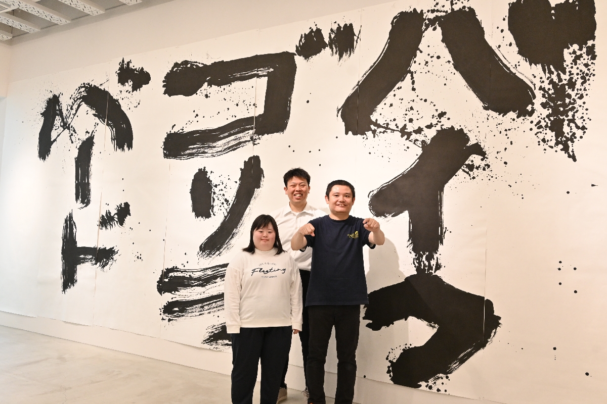 大胆な筆使いで作品の数々を仕上げた(右から)松江宣和さん、鳥山駿太朗さん、中野京香さん