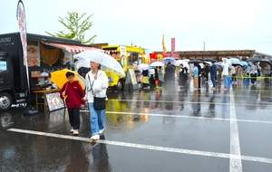 各店自慢のグルメ買い求め 道の駅おがわら湖でキッチンカーイベント