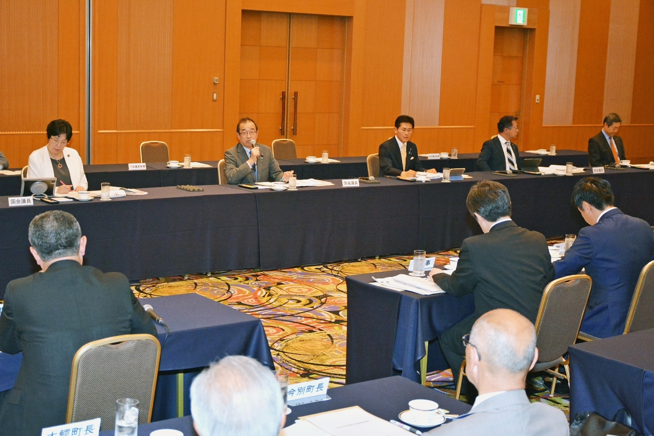 核融合発電の産業集積など青森県の要望について意見交換する県関係国会議員(奥)=13日、青森市