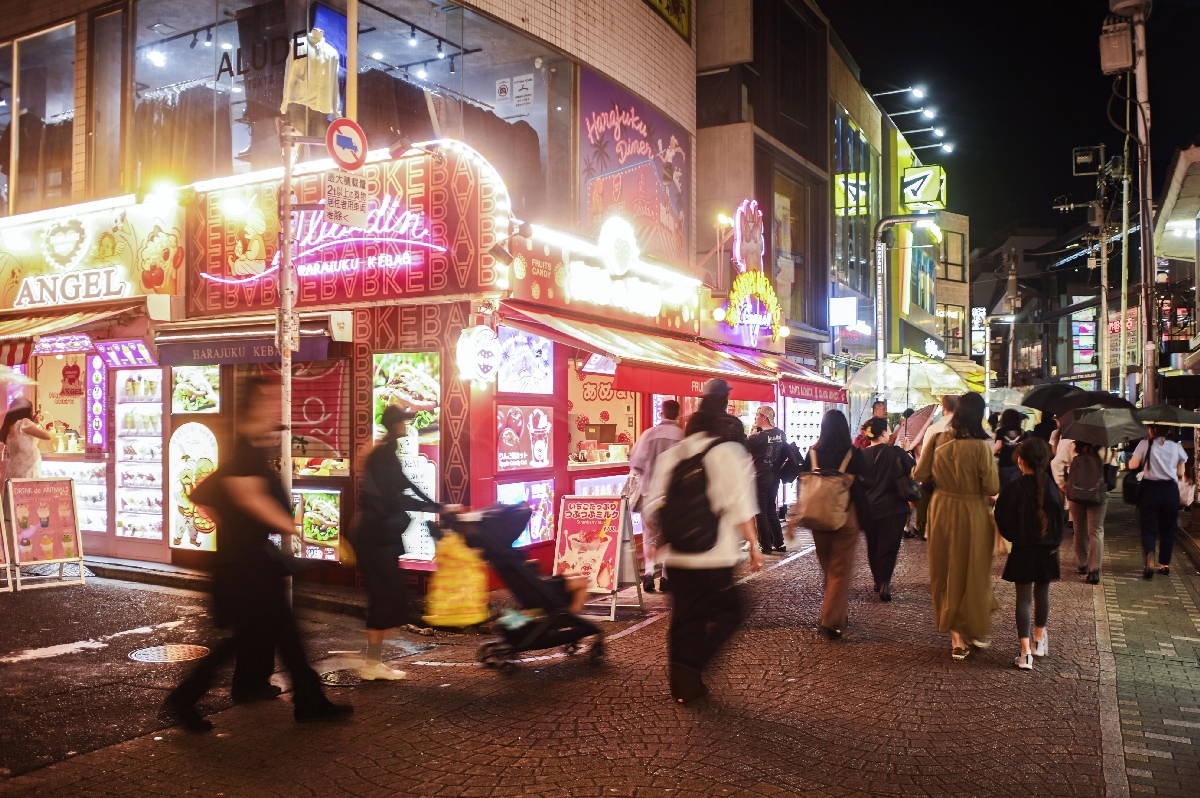 夜も明るい東京・原宿の竹下通り