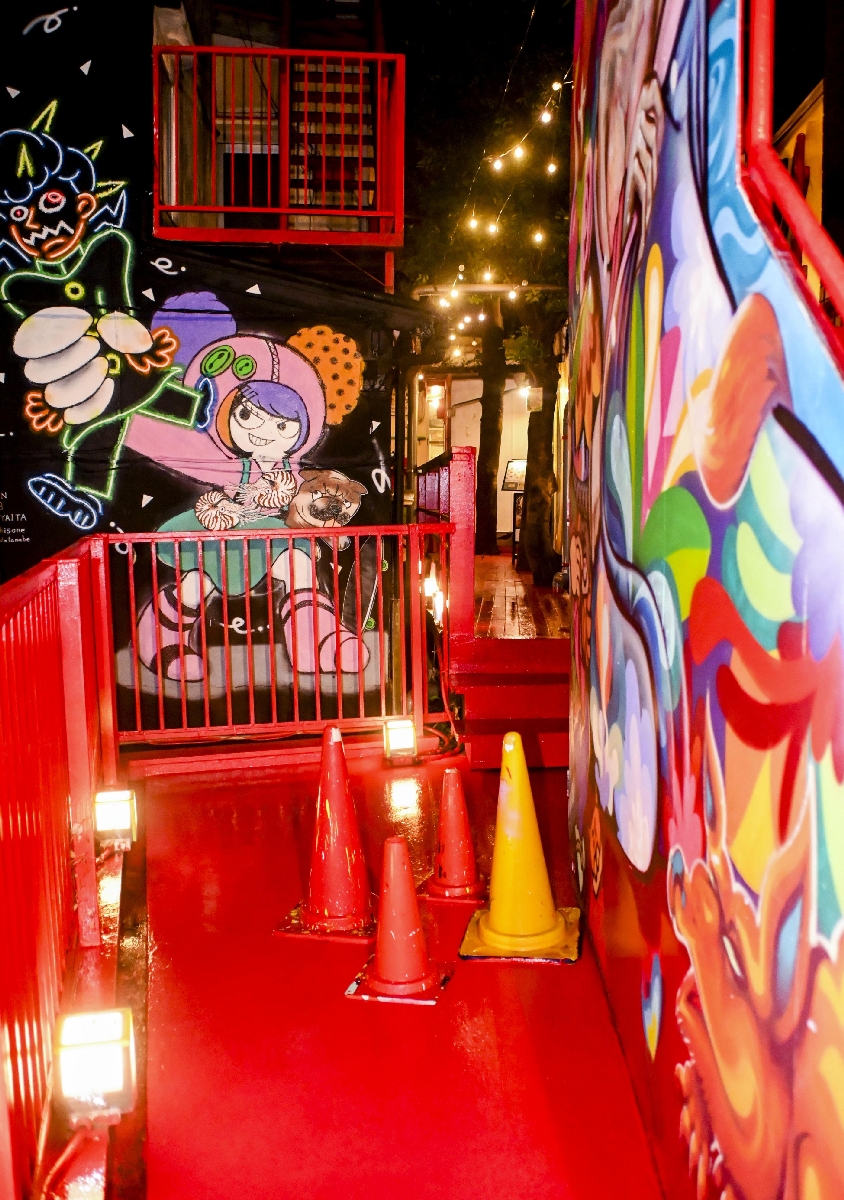 「デザインフェスタギャラリー原宿」内の壁画=東京都渋谷区