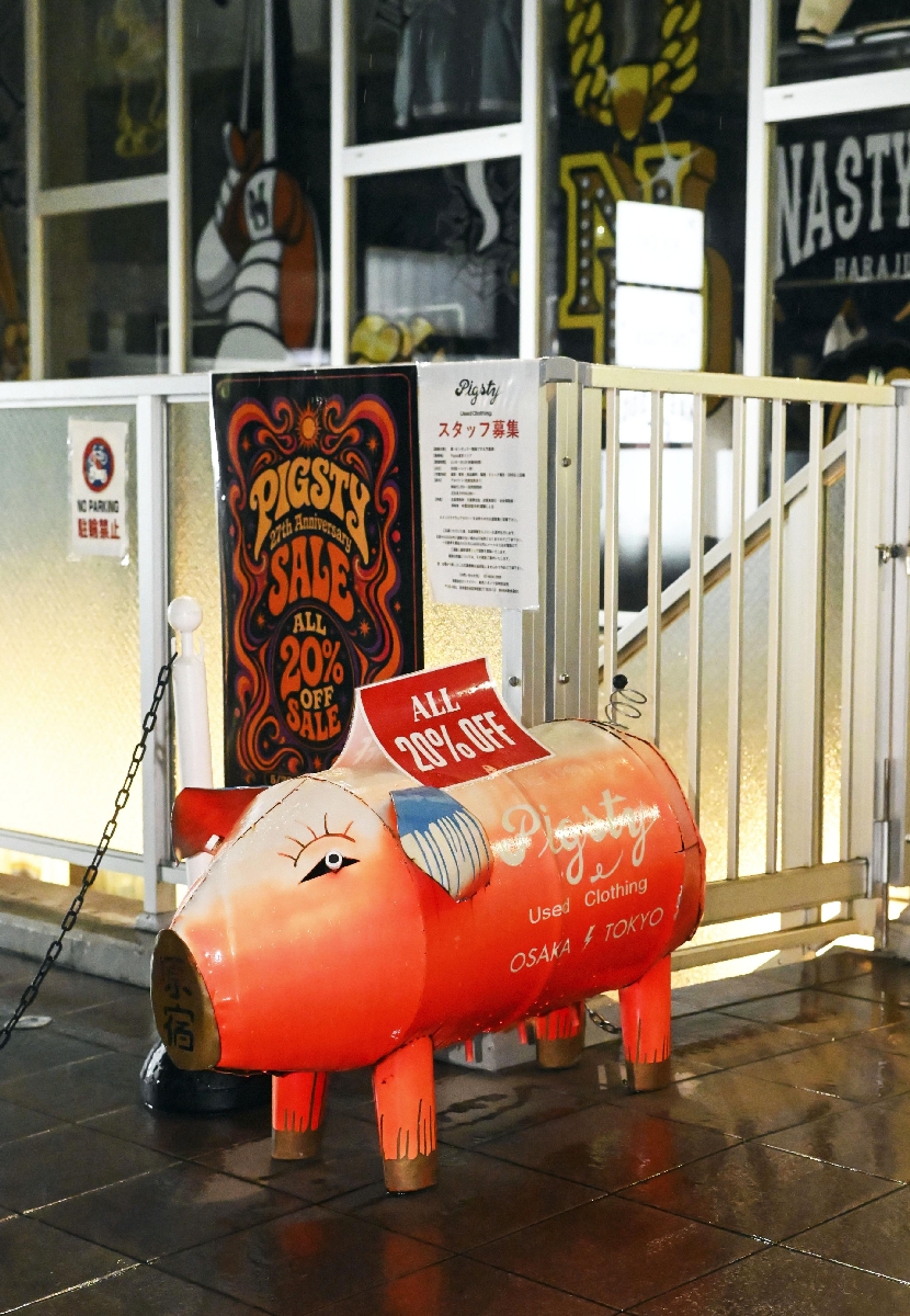 古着店「Pigsty原宿店」の豚の形をした看板=東京都渋谷区