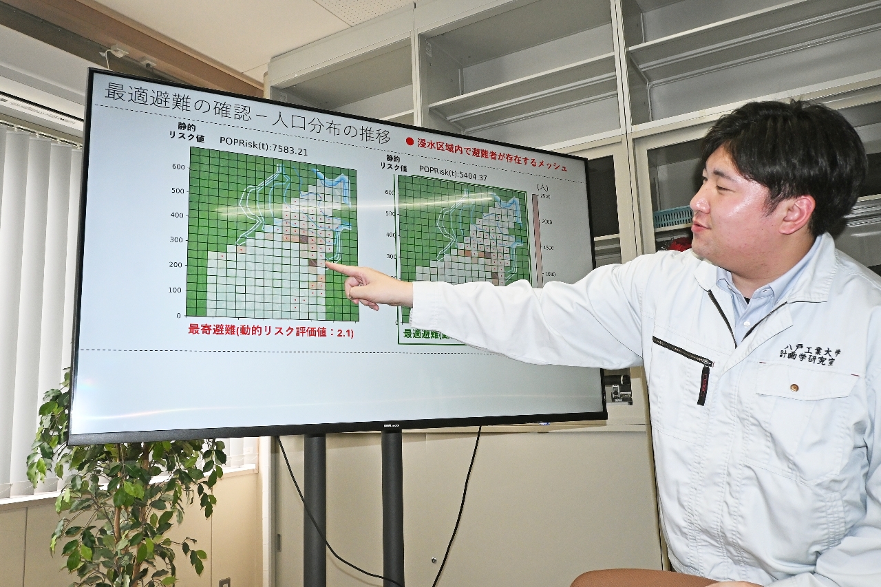 津波避難について解説する堀合紳弥助教=3日、八戸工業大