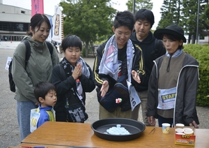家族、友人同士でクイズに挑戦 八戸中心街会場にウォークラリー