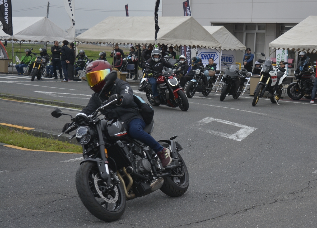 バイクに試乗して乗り心地を確かめる愛好家