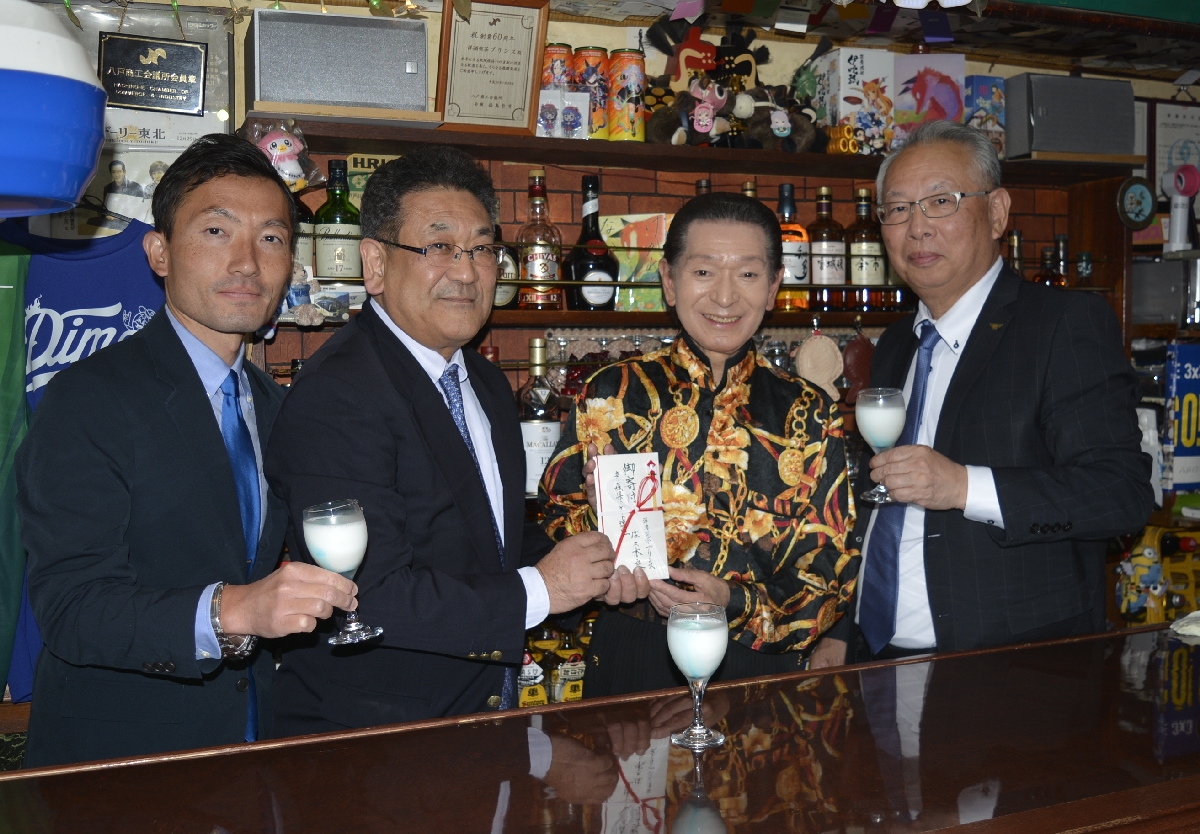 村山通久会長(左から2人目)に寄付金を手渡す佐々木良藏さん(同3人目)
