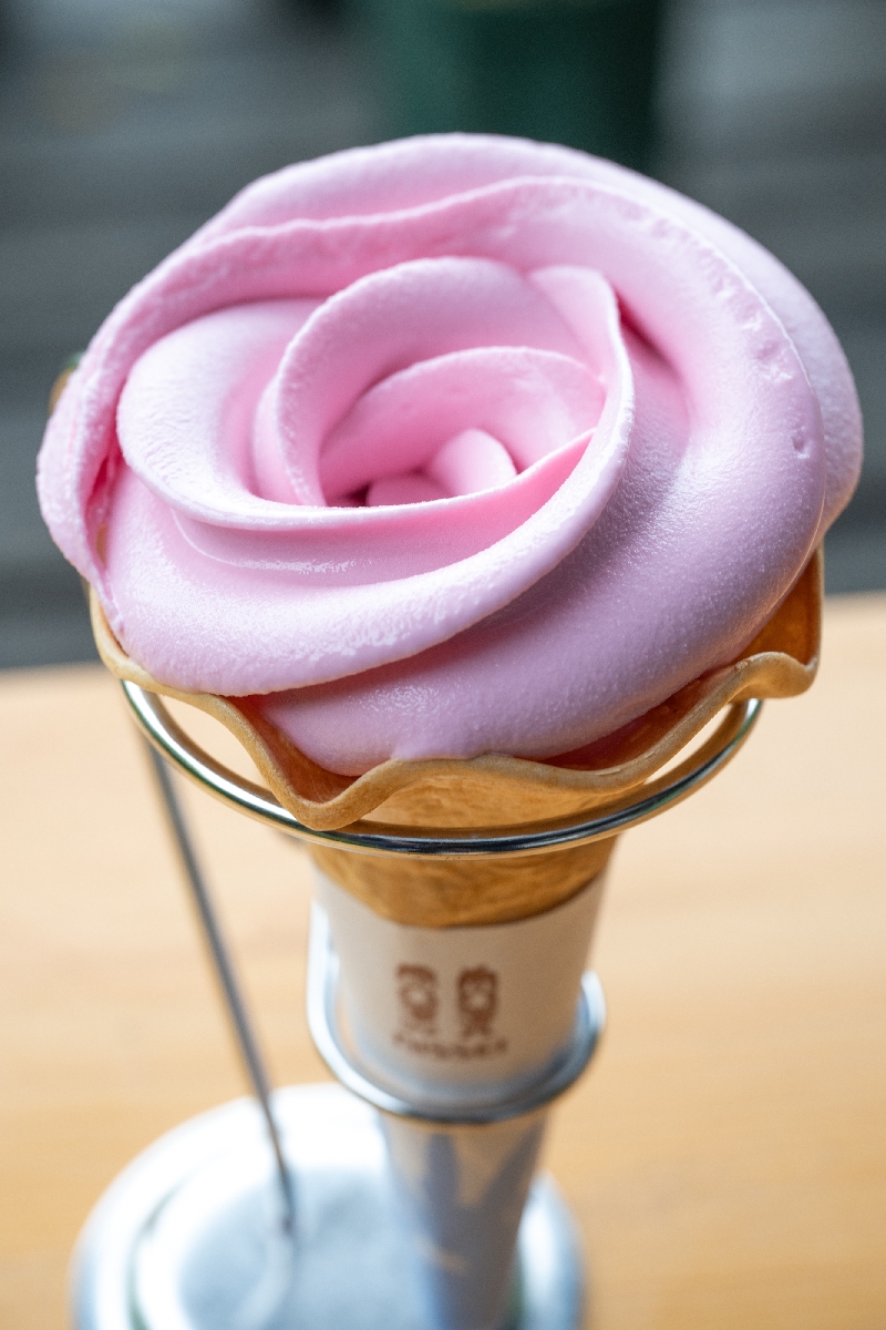 バラの花びらを模した新商品「バラの花ソフト」