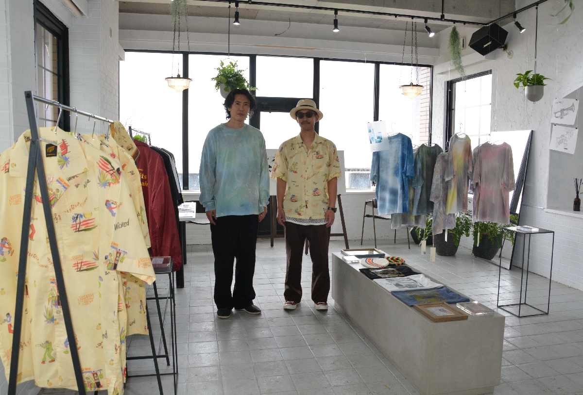 オリジナルの衣料品やアート作品が展示されている会場