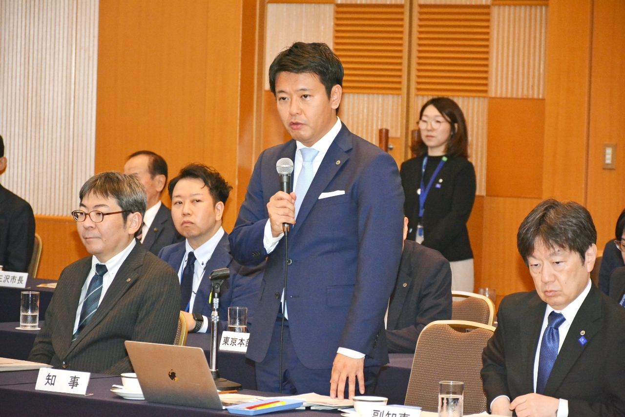 むつ小川原開発基本計画を見直す方針を示す宮下宗一郎知事＝１３日、青森市