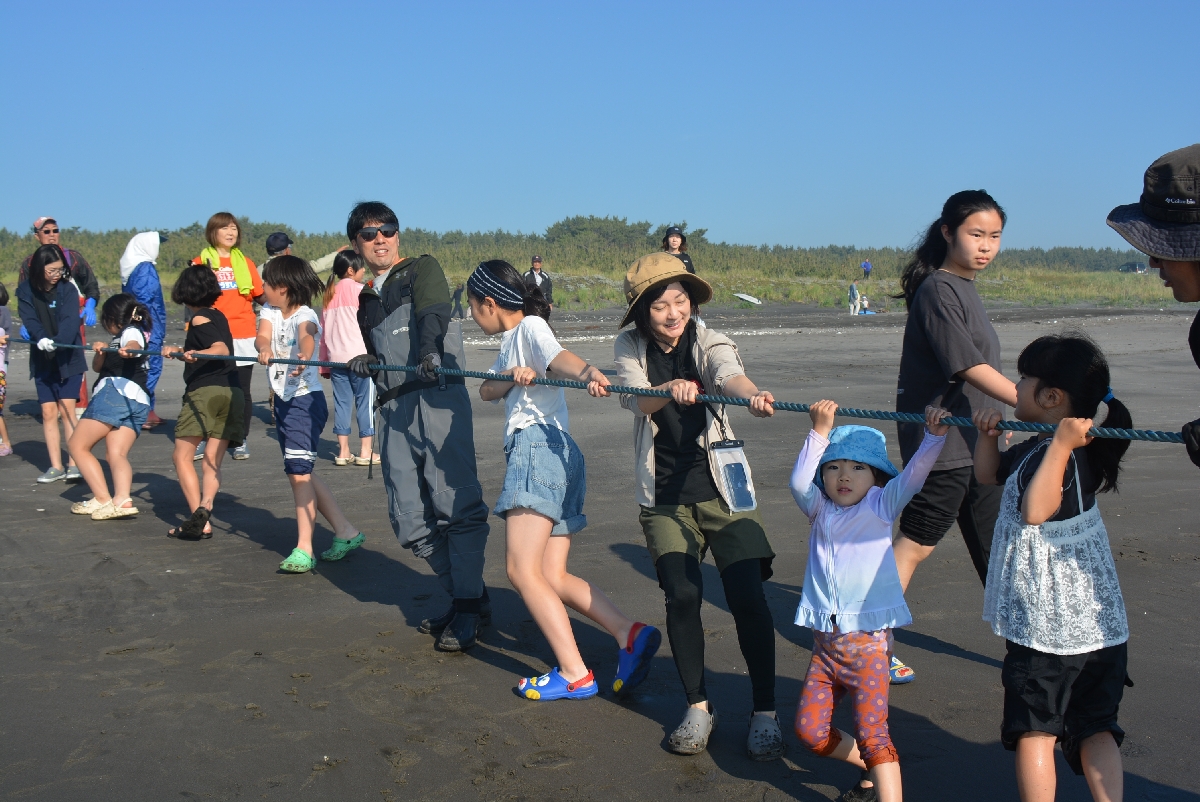 力合わせ網たぐり寄せ 三沢で伝統の地引き網漁体験
