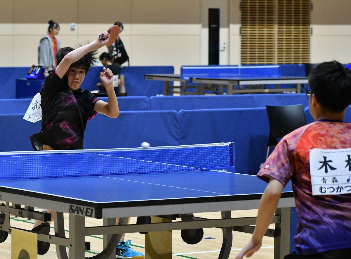 【卓球男子シングルス決勝】3―0で勝利し、優勝した古川蒼空(左)=むつマエダアリーナ