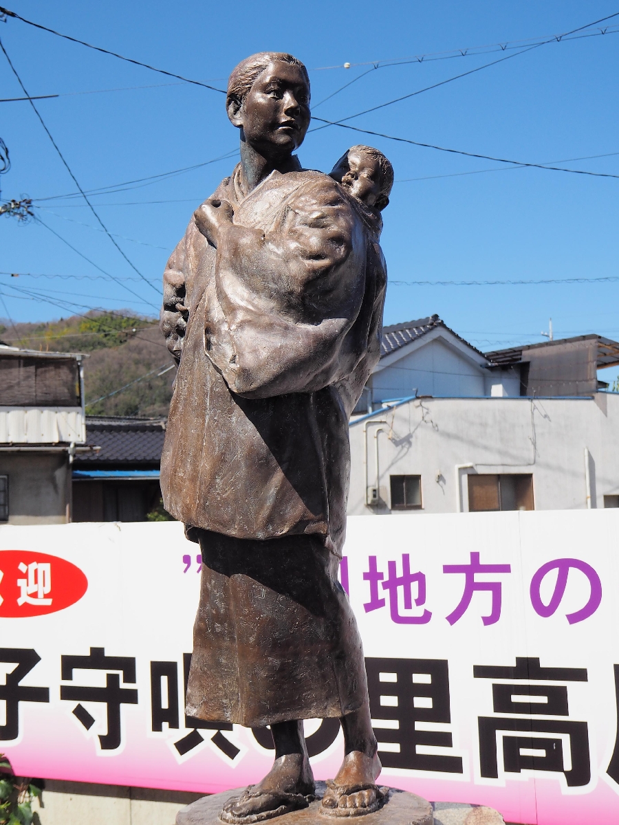 　「中国地方の子守唄」をイメージした像＝岡山県井原市の井原鉄道・子守唄の里高屋駅前