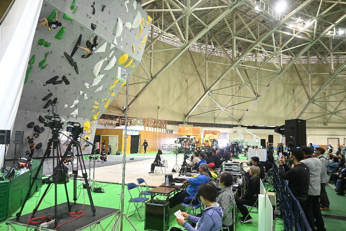 スポーツクライミングのリハーサル大会が行われた会場。運営スタッフも本番に向け準備を進める＝１４日、青森市