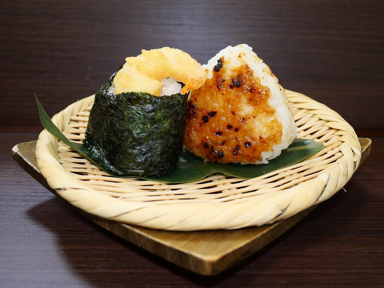 １８日に限定販売する天むす（左）とばっけみそのおにぎりセット