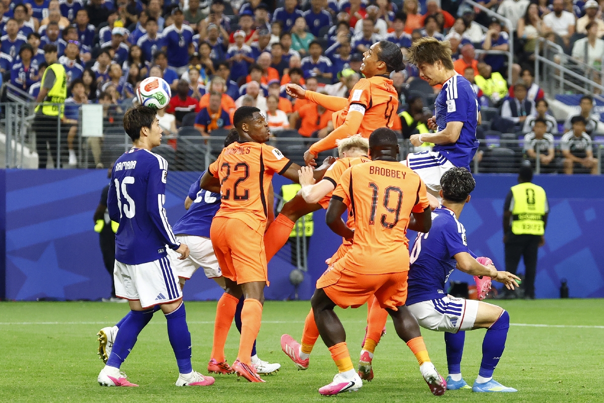 日本―オランダ 後半、ヘディングシュートを放つ小川(右上)。鎌田(15)に触れて同点となる=ダラス(共同)