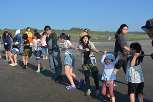 力いっぱい網引き、サーファーがサポート　三沢で地引き網体験《📸×3》