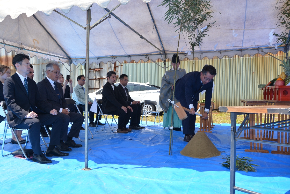 工事の安全を祈願した地鎮祭＝１５日、八戸市