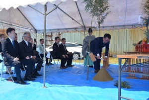 来春開業へ工期中の無事願う　八戸・陸奥湊駅前ホステルの地鎮祭