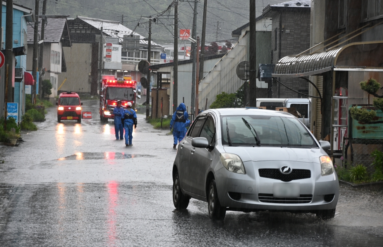 冠水で通行止めとなった国道454号=15日午後0時50分ごろ、新郷村戸来金ケ沢尻