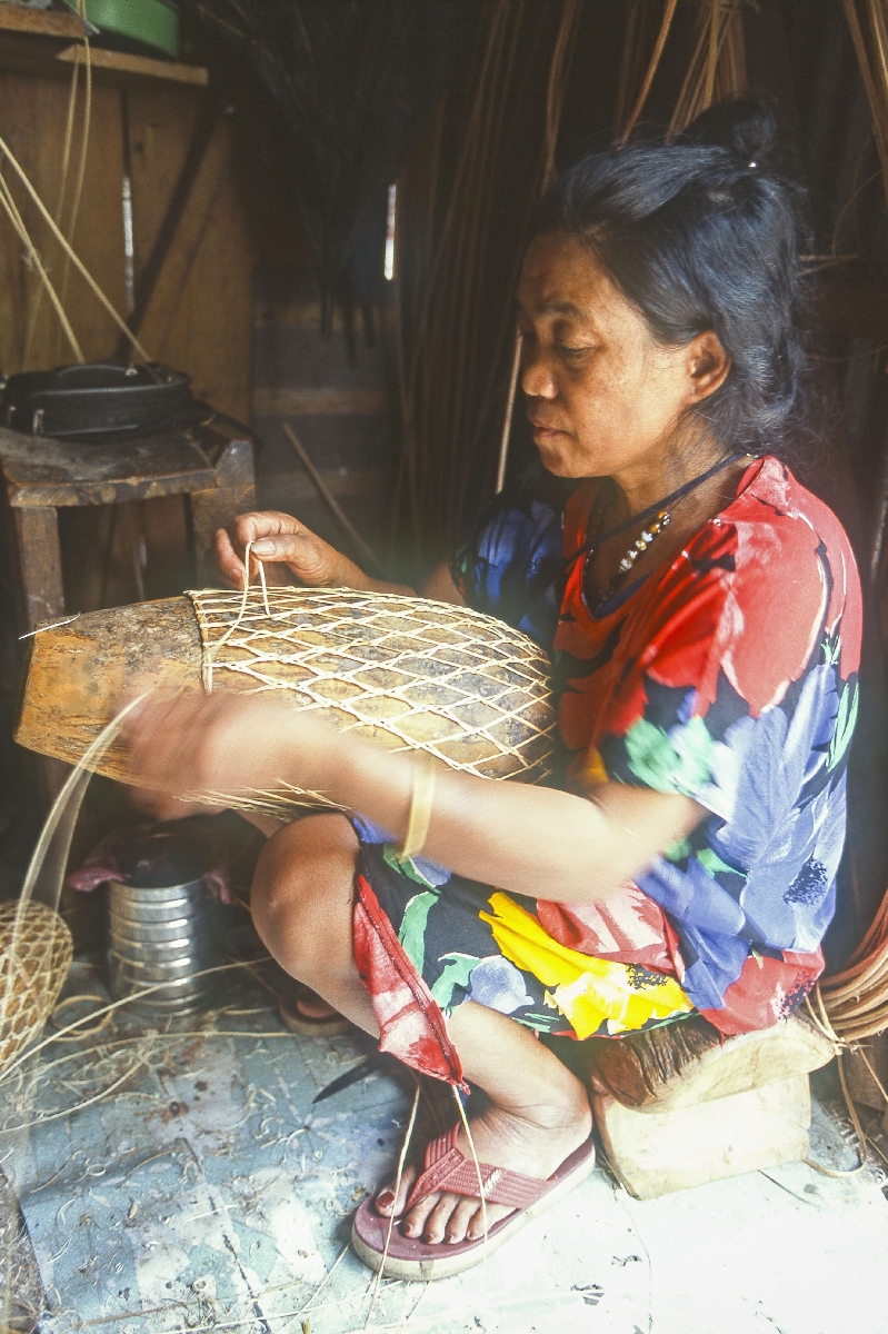 　ラタンで物入れを作る女性＝フィリピンのルソン島