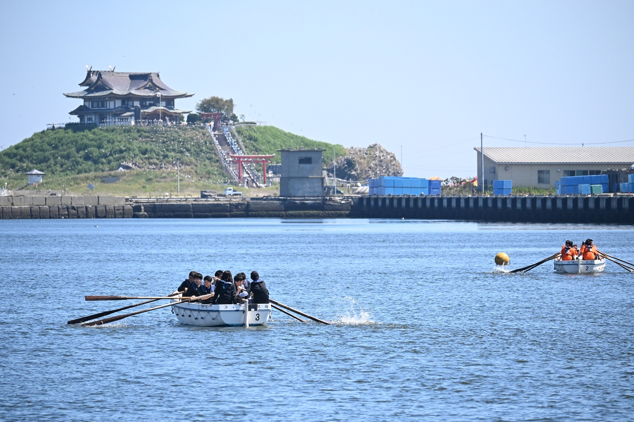 蕪島を望む海上に設けられたレース会場