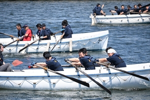 「いち、に！」息合わせ海上疾走　八戸港カッターレース