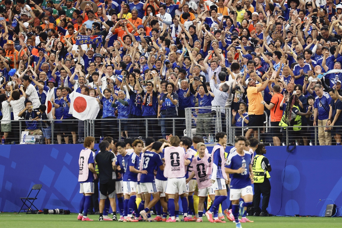 【日本―オランダ】後半、日本が同点に追い付き大喜びのサポーター＝ダラス