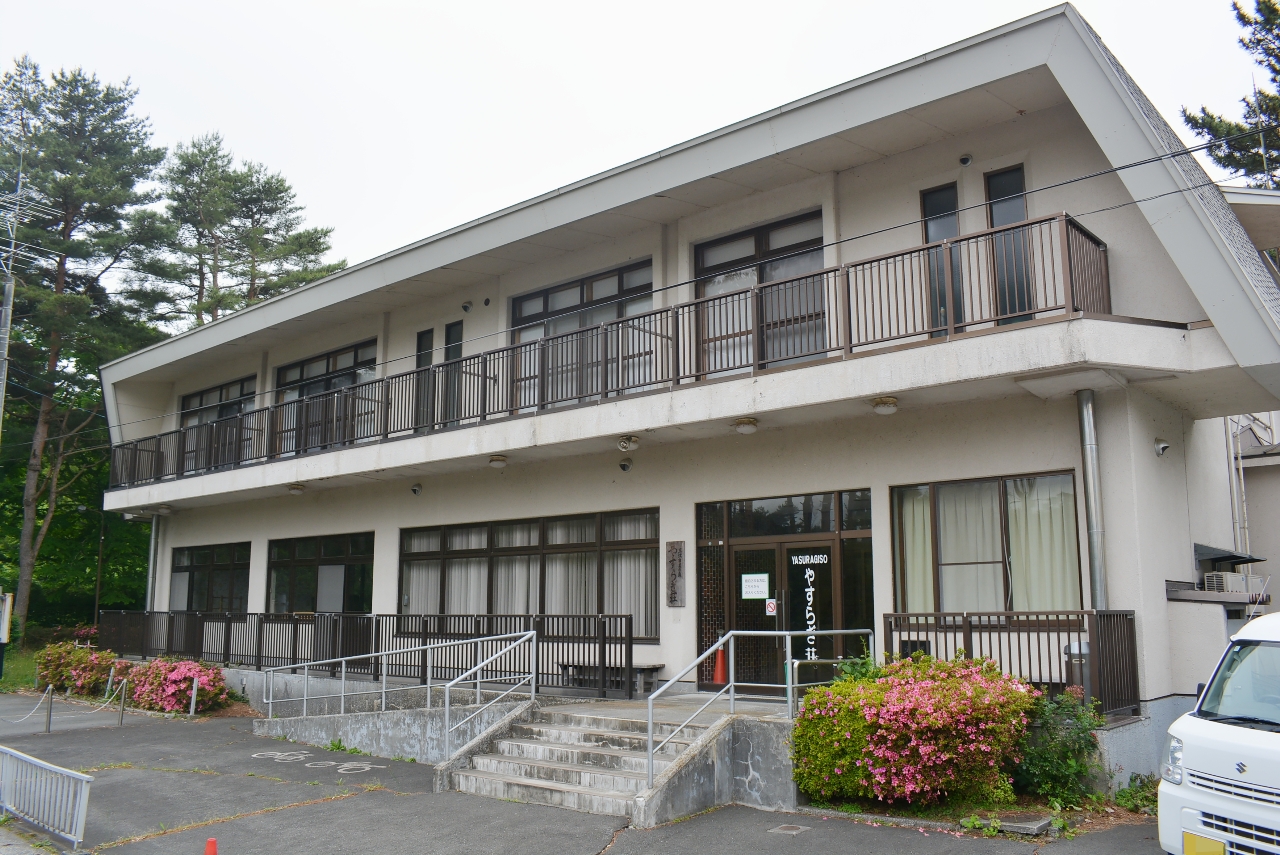 年度末で廃止する方針が示された宿泊施設「市民の森やすらぎ荘」＝１５日、三沢市