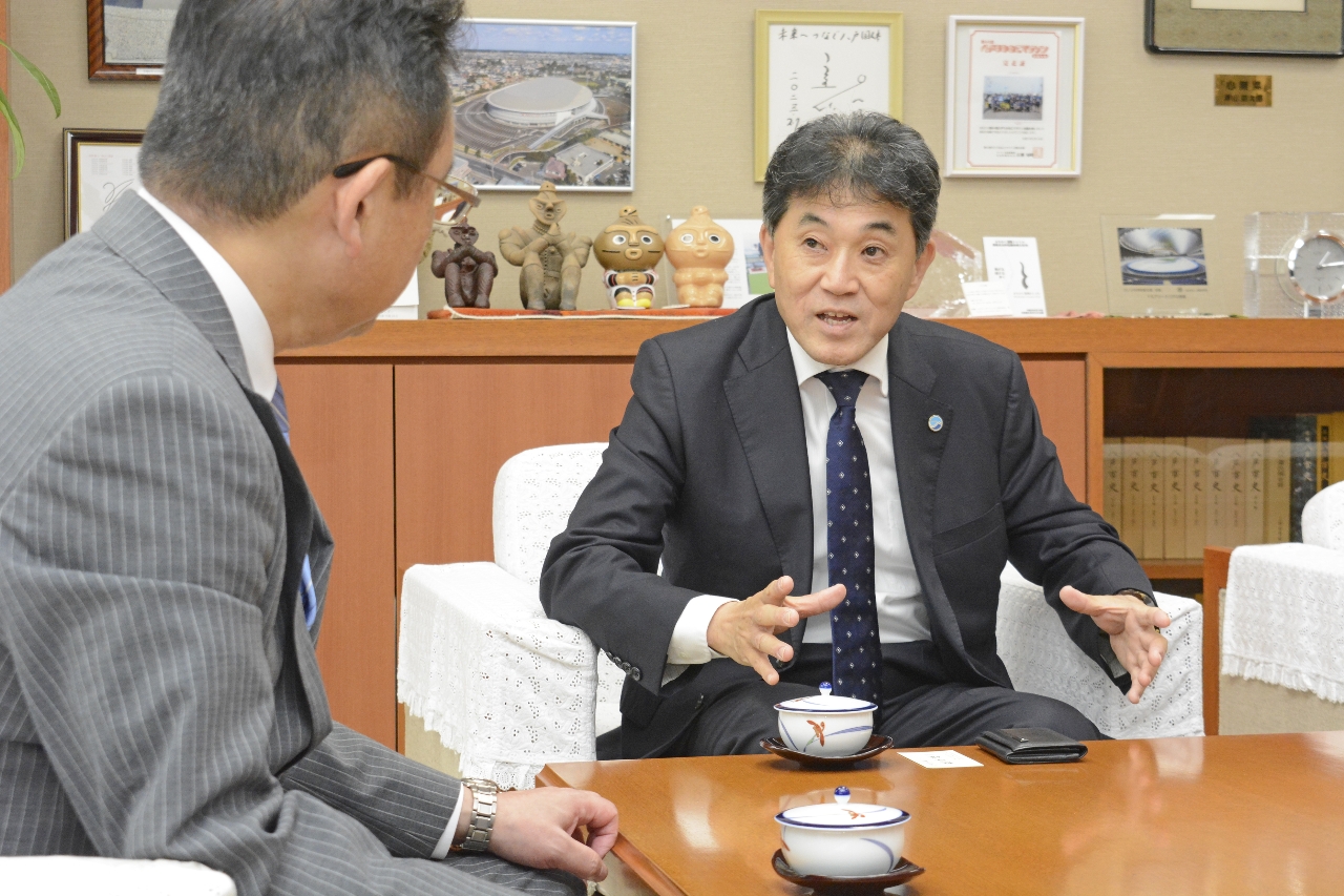 熊谷雄一市長(左)に抱負を語る河村知彦理事長=15日、八戸市庁