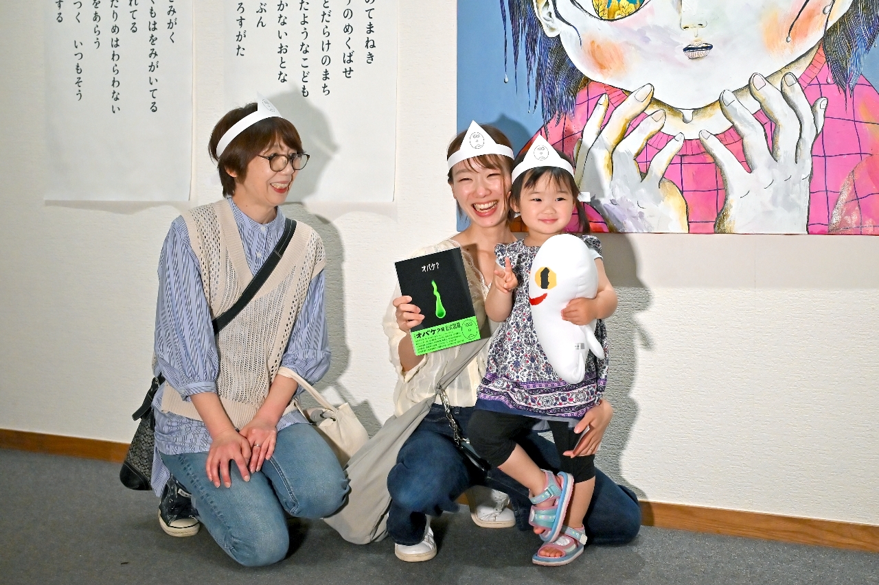 来館者2万5千人目となった、右から三條目奏音ちゃん、紗衣さん、気仙千恵子さん