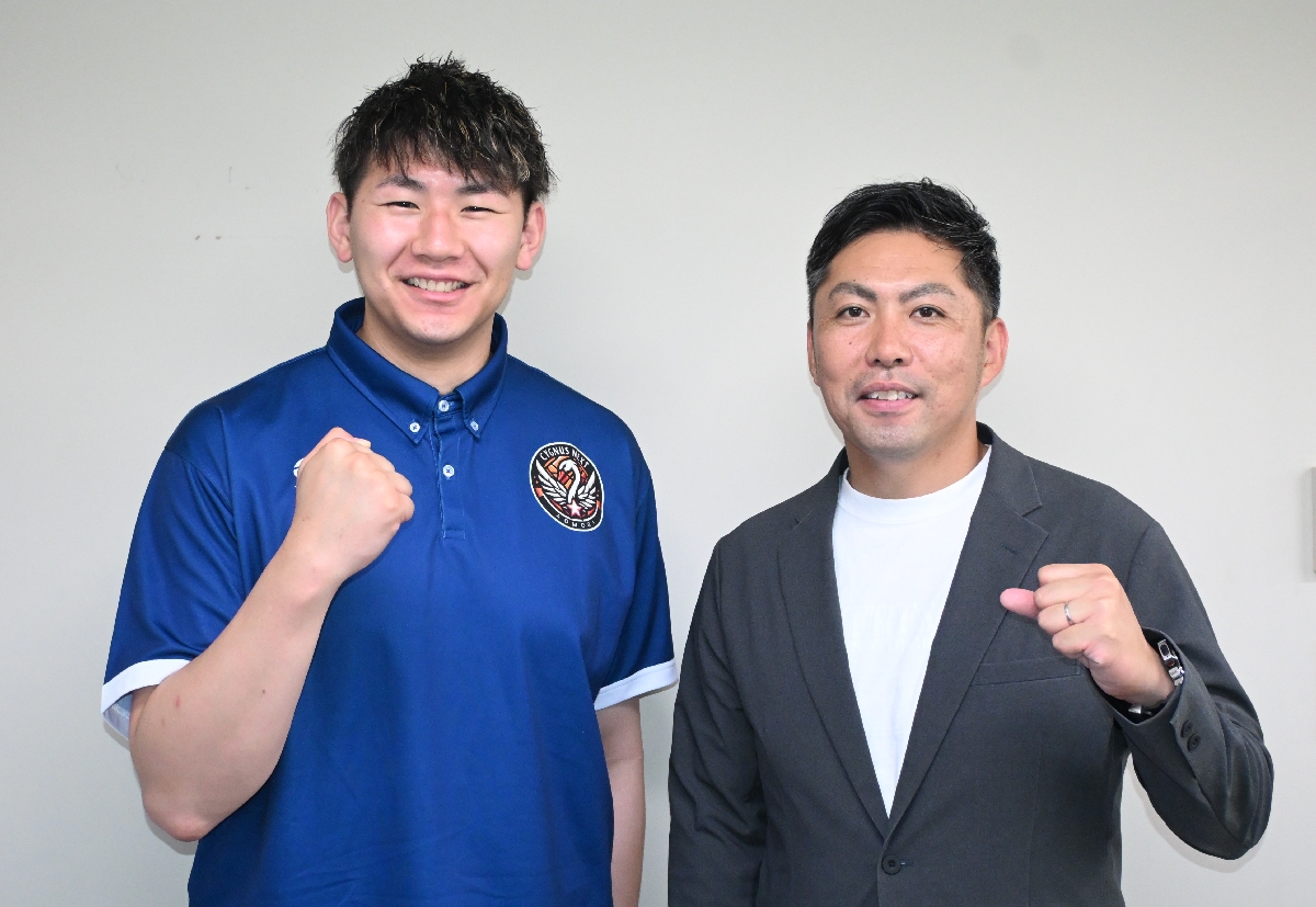 連覇への意気込みを語った下山貴裕(左)と髙橋辰佳代表理事=15日、青森市のデーリー東北新聞社青森支社