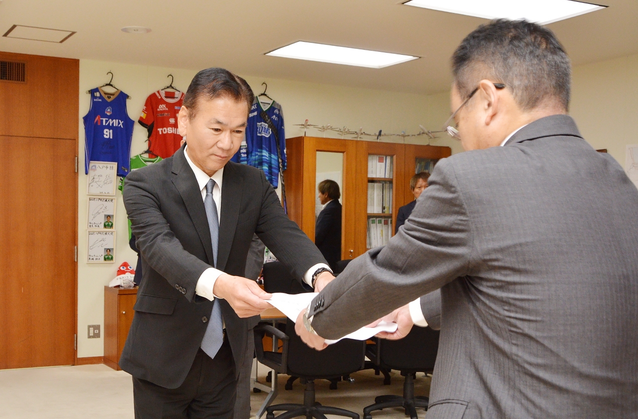 熊谷雄一市長（右）に要望書を手渡す佐々木伸夫会長＝１６日、八戸市庁