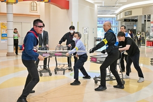 不審者対応へ連携強化 イオンでテロ対処訓練/十和田