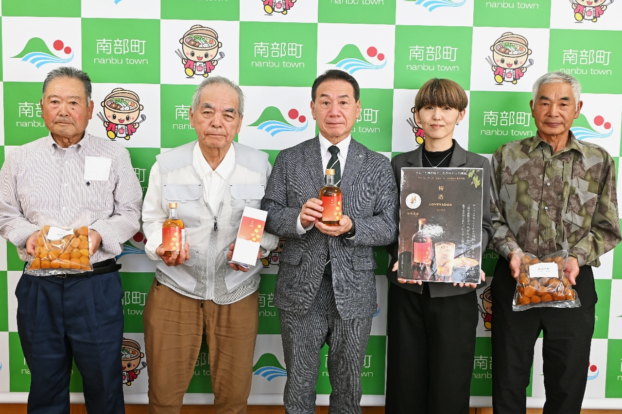 プレミアム梅酒をPRする木村愼一社長(左から2人目)ら