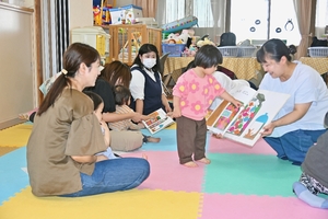 英語の絵本も活用 「おはなし会グーチョキパー」が読み聞かせ