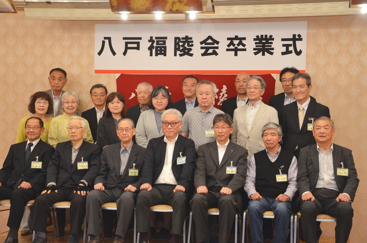 記念撮影に臨む出席者