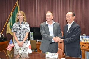 「一日市長」は米軍基地司令官 職員研修で若手へメッセージ/三沢