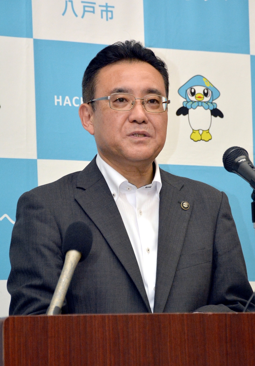 アエマ八戸の運営会社に「強い不信感を抱いている」と述べる熊谷雄一市長=16日、八戸市庁
